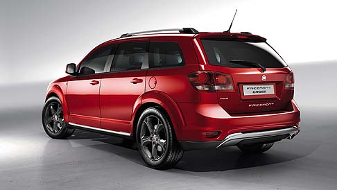 Fiat - Fiat Freemont Cross si distingue per la presenza di inediti paraurti con dettagli Platinum Chrome, griglia anteriore nero lucido, cerchi in lega Hyper Black da 19 pollici a 5 razze e minigonne laterali in tinta Platinum Chrome. width=