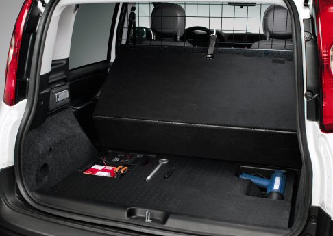 Fiat - L’abitacolo conserva tutte le caratteristiche della vettura Panda. Il conducente beneficia della grande attenzione dedicata all’ergonomia, al comfort acustico, climatico e del moderno sistema audio-telematico. width=