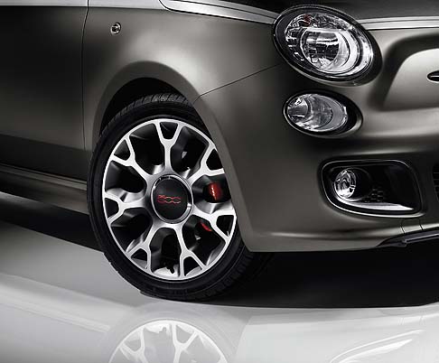 Fiat - Fiat 500 GQ è una vettura dedicata all’uomo metropolitano amante dell’o stile ricercato. La nuova serie speciale nasce sulla base della 500S differenziandosi per alcuni elementi. width=