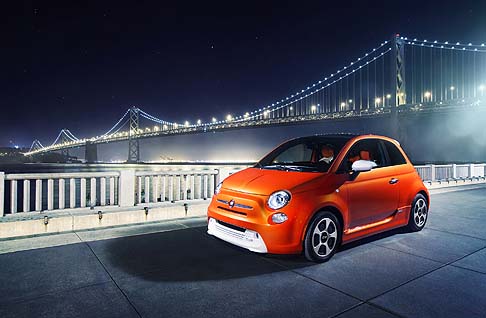 Fiat - All’interno, il design retrò futuristico si fonde con gli elementi della tecnologia (Electric Vehicle) per un ambiente e innovativo. width=