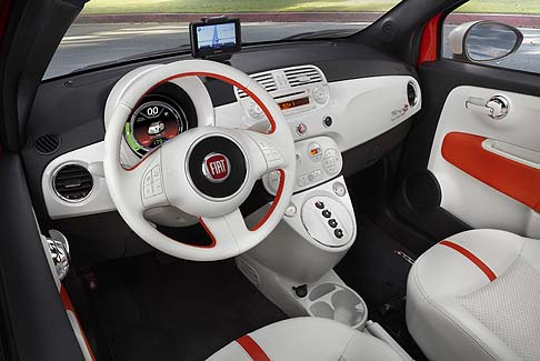 Fiat - La city car elettrica propone un nuovo propulsore a batteria elettrica da 111 CV (83kW,) che si ricarica in circa 4 ore grazie al modulo di caricamento a bordo di livello 2 (OBCM) da 240 V. width=