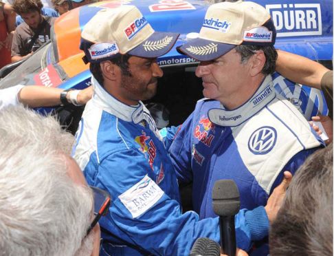 Podio Volkswagen - Il vincitore della Dakar 2011 Al-Attiyah che abraccia Sainz - photo credit DPPI width=