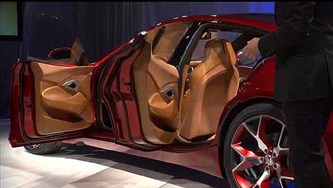 Fisker - La concept adotta uno scenografico tetto in vetro che mostra la struttura a nervature ragno. width=
