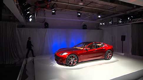 Fisker - Tra i dettagli estetici spicca la forma della mascherina della Fisker Karma che definisce la parte superiore del cofano. width=