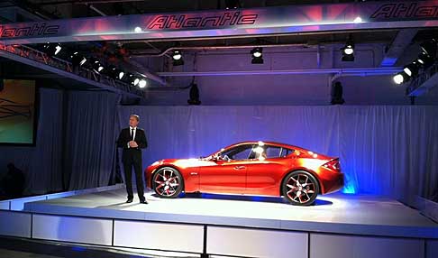 Fisker - Le sottilissime luci posteriori a LED impiegano la tecnologia più evoluta, mentre nella parte posteriore, semplice e di forma aerodinamica, domina la scena uno spoiler. width=