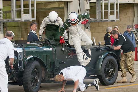 Bentley - Le Mans Classic cambio di pilota al volo... - Flying pit stop with mission Motorsport and Bell and Overington width=