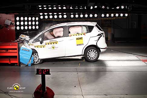 Isuzu - Ford B-Max crash test frontale Euro Ncap width=