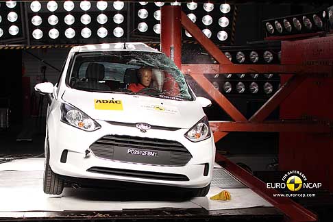 Isuzu - Ford B-Max pole crash test effettuato le prove Euro Ncap 2012 width=