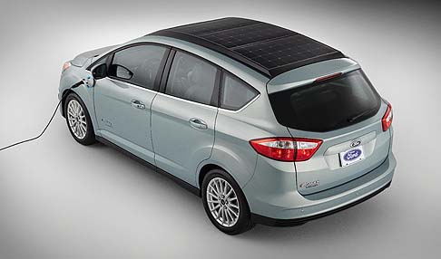Ford - Il prototipo sarà in grado di accumulare fino a 8 kW, equivalenti a una carica di circa 4 ore dalla rete elettrica, rendendo possibile guidare per ben 998 km. width=