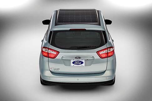 Ford - La vettura, unica nel suo genere, offre, inoltre, la possibilità di potersi collegare ad una presa domestica, in caso di necessità.  width=