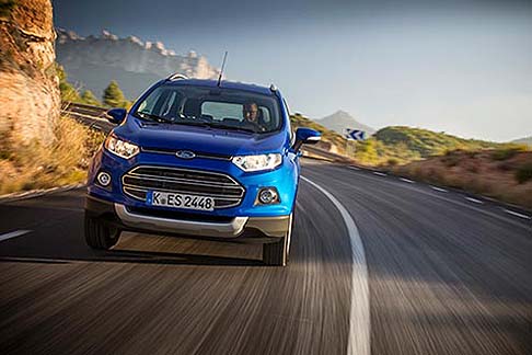 Ford - Disponibile anche con cerchi in lega da 17 pollici, barre cromate per il tetto, retrovisori elettrici e fendinebbia con profilo cromato, la nuova EcoSport è stata progettata con una grande attenzione ai dettagli. width=