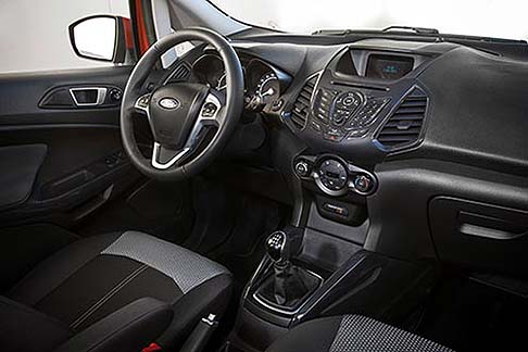 Ford - Le tecnologie di sicurezza e protezione includono il controllo della trazione, il programma elettronico di stabilità, la ripartizione elettronica della frenata. width=