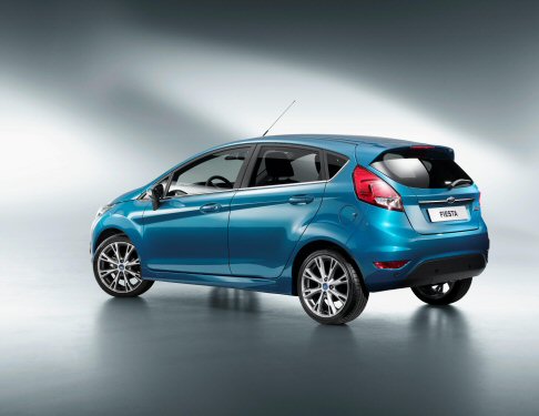 Ford - La nuova versione sfoggia nel frontale un’ampia griglia trapezoidale e fari dal profilo avvolgente tagliati al laser e dotati di luci diurne a LED. Il cofano propone linee muscolose. width=