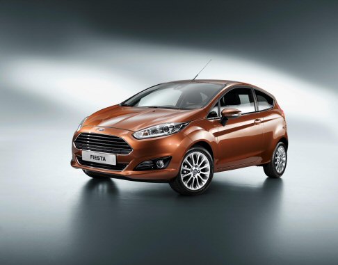 Ford - Fiesta rende accessibile dispositivi innovativi non disponibili a bordo delle vetture compatte, come il sistema di frenata automatica in città (Active City Stop). width=