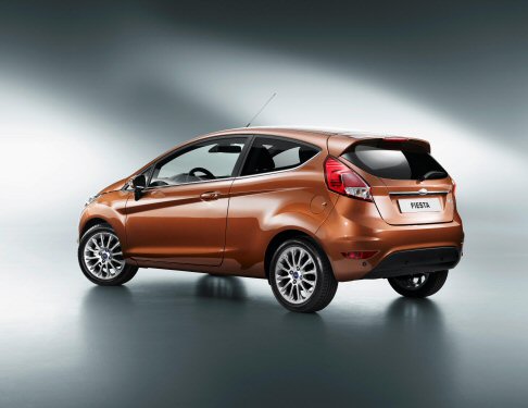 Ford - Presente anche il sistema di connettività e comandi vocali avanzati SYNC, che permette di utilizzare telefoni e lettori MP3, connessi tramite Bluetooth o USB, tramite i comandi vocali. width=