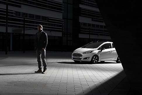 Ford - Celebrano la moda e il fashion style, le versioni speciali Fiesta e Ka Black & White Edition che proposte nelle livree bianca e nera, abbinate ad elementi cromatici contrastanti. width=