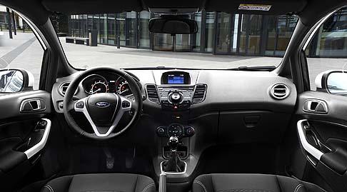 Ford - La Fiesta Black & White Edition offre il sistema avanzato di connettività e comandi vocali SYNC con Emergency Assistance. width=