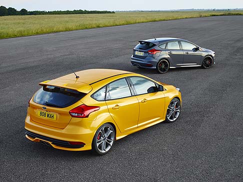 Ford - Per gli amanti dell’adrenalina pura, è disponibile l’unità 2.0 EcoBoost da 250 CV di potenza, che assicura uno scatto da 0 a 100 km/h in 6,5 secondi e 247 km/h di velocità massima. width=