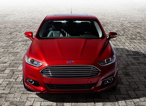 Ford - La rinnovata Ford Fusion 2013 è la prima berlina disponibile nelle versioni benzina, ibrida e ibrida ricaricabile, ciascuna destinata a diventare leader nel suo segmento per efficienza e versioni disponibili. width=