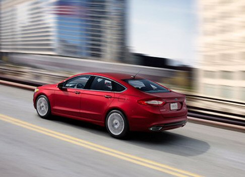 Ford - Grazie al suo design elegante e dinamico allo stesso tempo, la nuova Fusion si allinea ai modelli Fiesta 2011 e Focus 2012, che insieme costituiscono un pool di vetture concepite per soddisfare il mercato globale. width=