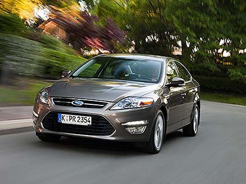 Ford  - Ulteriore rivisitazione dello stile di Mondeo si affaccia nel 2010. Il restyling introduce i motori EcoBoost Ford e funzionalità aggiuntive. width=