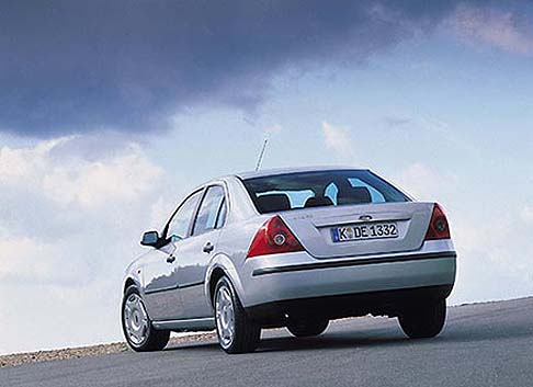 Ford - Nel 1996 lo stile riceve un aggiornamento, introducendo tra le dotazioni airbag laterali opzionali, diventati di serie due anni più tardi, ABS a quattro canali e peso ridotto. width=