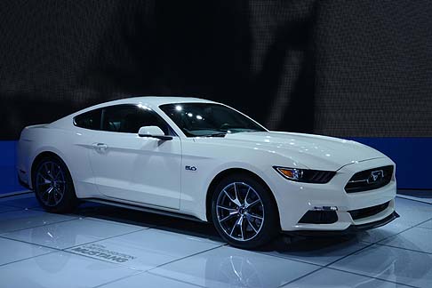 Ford - L’iconica muscle car a stelle e strisce Ford Mustang compie 50 anni e per celebrare l’importante traguardo si propone in una interessante versione limited, presentata in veste ufficiale durante il Salone di New York. width=