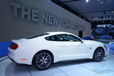 Ford - La versione speciale è stata realizzata sulla base della nuovissima Ford Mustang GT Fastback 2015 e sarà disponibile nelle tinte Bianco Wimbledon e Blu Kona. width=