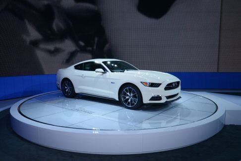 Ford - In abbinamento al cambio automatico a sei marce, la Mustang Gt 50 Limited Edition offre un differenziale posteriore a slittamento limitato, mentre i clienti che sceglieranno il cambio manuale a sei marce potranno avvalersi del differenziale Torsen. width=