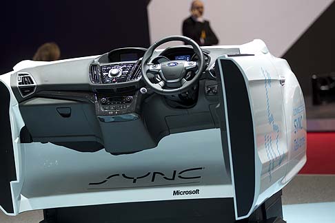 Ford - Il Tourneo Courier offre il Ford SYNC con Emergency Assistance e AppLink, telecamera posteriore, Ford Easy fuel e limitatore di velocità.  width=