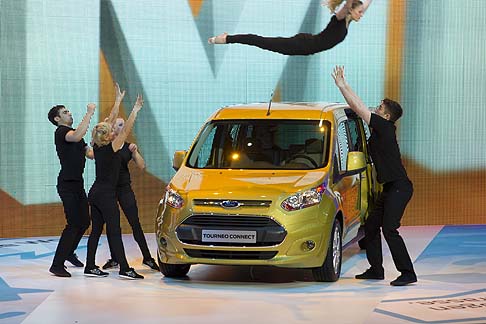 Ford - Insieme al Tourneo Courier debutta anche lo spazioso Tourneo Connect a sette posti, mentre il Tourneo Custom rappresenta la soluzione per chi ha bisogno di ampi spazi.  width=