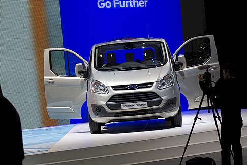 Ford - Il nuovo Tourneo Custom offre spazio per 8/9 persone e i loro bagagli. I nuovi interni sono realizzati con materiali di elevata qualità.  width=