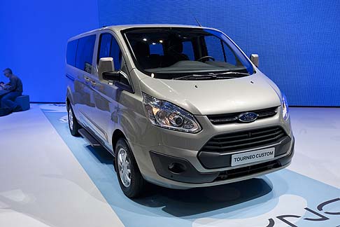 Ford - Tourneo Custom è disponibile in due versioni, lunghe 4,97 e 5,34 metri. La seconda dispone di più spazio per i bagagli, alle spalle della terza fila di posti. width=