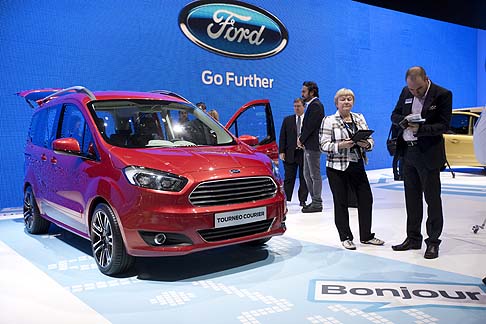 Ford - Il Tourneo Courier trasmette dinamismo e carattere. Il modello presentato a Ginevra è dotato di ulteriori dettagli estetici, come le cromature sulle griglie anteriori e i cerchi in lega in due tonalità.  width=