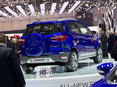 Ford - La linea dinamica dell’EcoSport è stata perfezionata per massimizzare l’efficienza. L’anteriore è dominato da un’ampia griglia e dal cofano che si prolunga verso il tetto, avvolto dai fari angolari.  width=