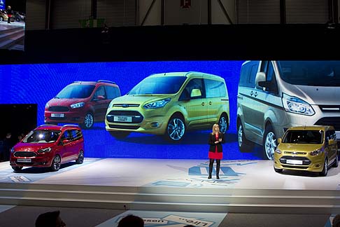 Ford - Lo stand elvetico vede la presenza di modelli come il nuovo SUV EcoSport e il Tourneo Courier. Ad essi si affiancano la nuova Fiesta e la nuova Kuga, e i veicoli Tourneo Connect, Transit Connect e Transit. width=