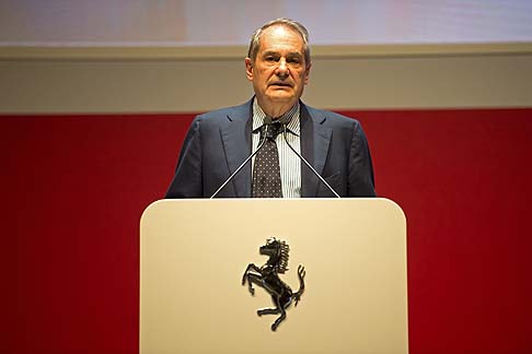 Ferrari - Il tour si è concluso con una conferenza stampa, dove l'Amministratore Delegato della Ferrari, Amedeo Felisa, ha spiegato la crescita e le recenti innovazioni del marchio Ferrari, illustrando gli investimenti in materia di ricerca e sviluppo. width=