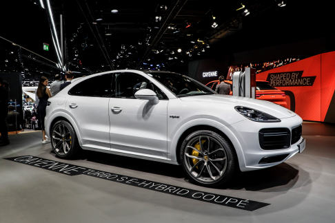Porsche - La Cayenne Turbo S E-Hybrid è inedita ed è alimentata da un propulsore V8 quattro litri abbinato a un motore elettrico