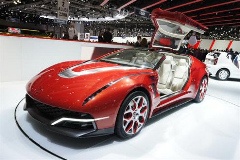 Italdesign Giugiaro - In dettaglio, per la vettura sono stati impiegati materiali come alluminio, fibra di carbonio e vetro, mentre le linee sinuose ed aerodinamiche della carrozzeria, verniciata in rosso perlato xiralico, ne sottolineano il carattere sportivo. width=