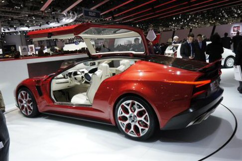 Italdesign Giugiaro - Nel posteriore spicca, oltre al lunotto posteriore, per la cui superficie è stata utilizzata la fibra di titanio, un piccolo spoiler, che viene azionato elettronicamente ad una velocità di 80 km/h. width=
