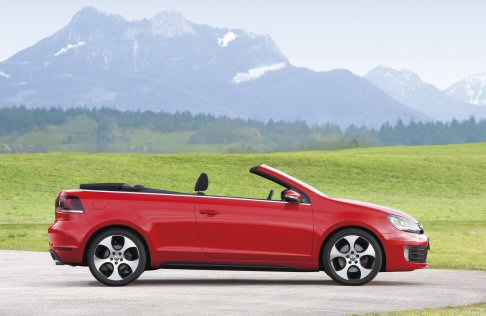 Volkswagen - Nel frontale spiccano la calandra del radiatore con cornice rossa, la struttura a nido d’ape e logo GTI, paraurti GTI e fendinebbia specifici GTI con cornici cromate. width=