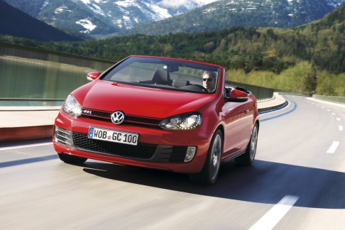 Volkswagen - Gli allestimenti prevedono di serie climatizzatore automatico e sistema audio RCD 210. La Golf GTI Cabriolet dispone inoltre di serie della funzione Easy Entry per i sedili anteriori che facilita l’ingresso per gli occupanti dei sedili posteriori. width=