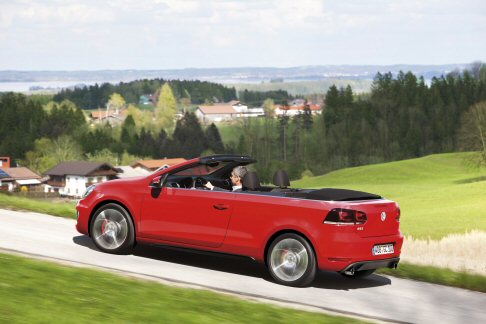 Volkswagen - La Cabriolet è inoltre equipaggiata di serie con un differenziale a bloccaggio elettronico trasversale (XDS) che migliora la dinamica e la sicurezza nelle accelerazioni in curva. width=