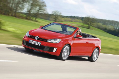 Volkswagen - Il listino prezzi parte da 32.100 euro per la versione con cambio manuale, mentre la Volkswagen Golf GTI Cabriolet abbinata al cambio automatico costa 34.000 euro.  width=