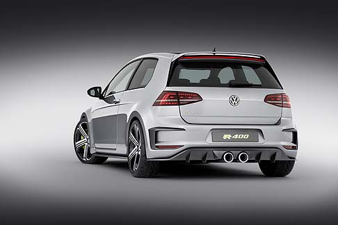 Volkswagen  - La livrea si caratterizza per la tinta argento metallizzato abbinata al tetto in nero lucido e inserti Lemon Yellow nella griglia frontale, nei fari b-Xeno e negli interni, nelle cuciture dei sedili e del volante.  width=