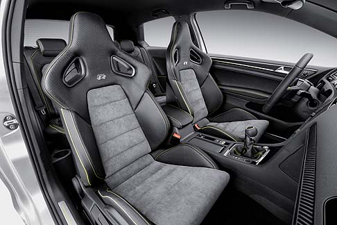 Volkswagen  - Il motore in dotazione è il 4 cilindri 2.0 litri TSI, elaborato per ottenere la potenza massima di 400 CV e 450 Nm di coppia, è abbinato alla trasmissione manuale a sei marce.  width=
