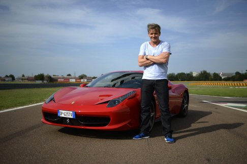 Ferrari - Lo chef britannico Gordon Ramsay, appassionato ferrarista, ha vissuto una giornata speciale in casa Ferrari, visitando le aree produttive e giudicando anche i cuochi del Ristorante aziendale del Cavallino. width=