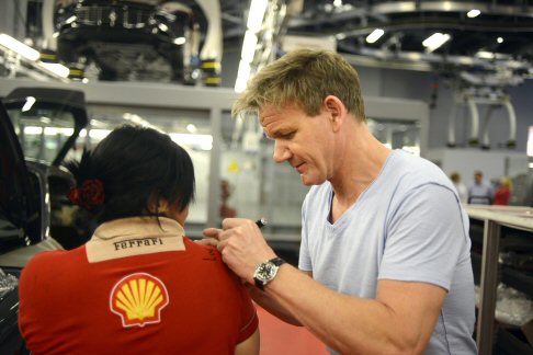 Ferrari - Sorpresi i dipendenti, che hanno accolto con entusiasmo lo chef chiedendogli foto e autografi. width=