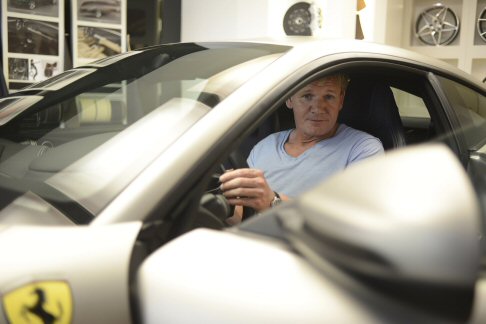 Ferrari - Alle 12.30 Gordon Ramsay ha visitato la cucina del ristorante aziendale il Podio, dedicando un assaggio ai primi del giorno, tra i quali le tagliatelle alla bolognese, particolarmente gradite. width=