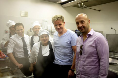 Ferrari - La visita è proseguita al Tailor Made e all’Atelier, dove lo Ramsay ha incontrato l'Amministratore delegato Amedeo Felisa che gli ha presentato la F12berlinetta. width=